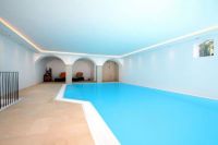 Komplette Schwimmhalle mit schlichtem weißen Schwimmbadputz