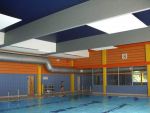 Zur Verbesserung der Raumakustik wurden ISO-Feuchtraumpaneelen abgehängt und mit speziellen Akustikplatten beklebt