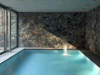 Schwimmhallenauskleidung mit grobem Naturstein war lange Zeit im Trend