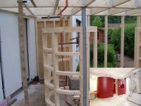 In diesem Holzständerwerk enstand der Dusch- und Umkleide-Bereich
