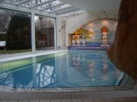 Klassischer Glasanbau an einer Privatschwimmhall
