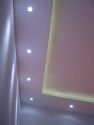 Indirekte Beleuchtung im umlaufenden Lichtfries - Strahler und Lichtschlauch
