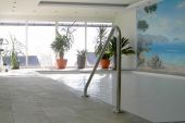 Decke mit Höhenversatz, Becken spiegelt sich an der Decke wieder