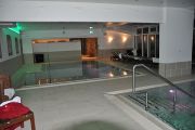 Hotelbäder werden häufig im Spritzwasserbereich höher gefliest