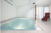 Kunstoffbecken mit tieferliegendem Wasserspiegel (Skimmerbecken)